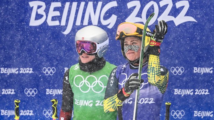 Fanny Smith (à gauche) et Daniela Maier (à droite) attendent le résultat de la finale du skicross des Jeux de Pékin (Chine), le 17 février 2022. (PICTURE ALLIANCE / PICTURE ALLIANCE)