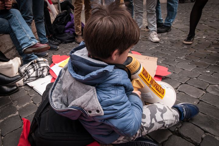 A child participates in a demonstration against distance education, March 26, 2021, in Rome (Italy).  (ANDREA RONCHINI, RONCHINI / NURPHOTO / AFP)