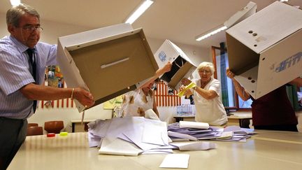 Des assesseurs d&eacute;pouillent les bulletins, le 25 mai 2014 &agrave; Budapest (Hongrie), pour les &eacute;lections europ&eacute;ennes.&nbsp; (FERENC ISZA / AFP)