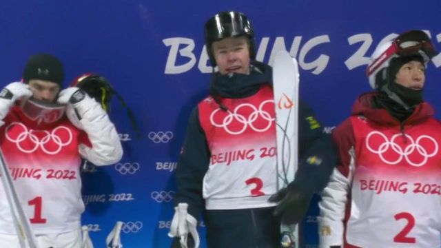 Le Suédois Walter Wallberg (83,23) est le nouveau champion olympique de ski de bosses. Il a réalisé un dernier run de folie. Il devance le Japonais Ikuma Horishima (81,48) et le Canadien Mikael Kingsbury (82,18). Benjamin Cavet (79,44) termine au pied du podium.