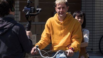 Le youtubeur français Cyprien tourne un court-métrage à Tokyo (2 avril 2019) (KAZUHIRO NOGI / AFP)