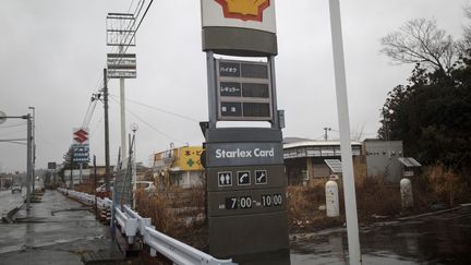 Une station-service abandonnée dans la ville de Futaba, à proximité de la centrale nucléaire de Fukushima (Japon), le 5 mars 2018. (BEHROUZ MEHRI / AFP)