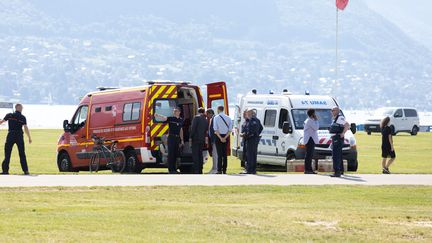 Les secours près du lac d'Annecy (Haute-Savoie), où un homme a attaqué des enfants à l'arme blanche, le 8 juin 2023. (GR?GORY YETCHMENIZA / MAXPPP)