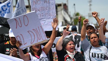 Une manifestation en Argentine contre la réforme du droit du travail portée par le président Javier Milei, le 28 décembre 2023. (LUIS ROBAYO / AFP)