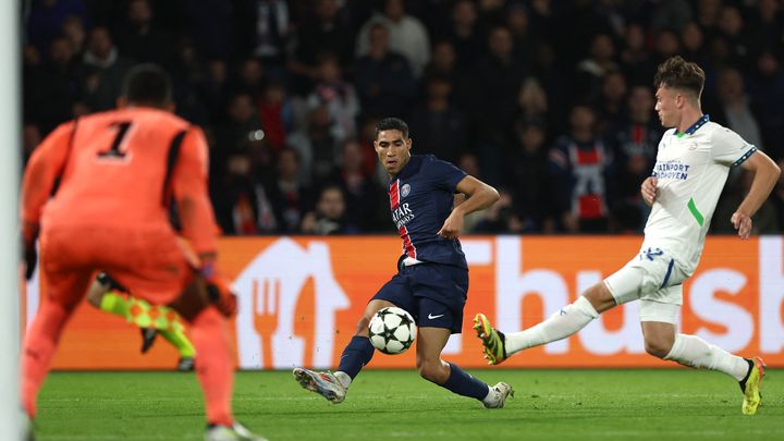 Achraf Hakimi percutant lors de PSG-PSV Eindhoven en Ligue des champions. (FRANCK FIFE / AFP)