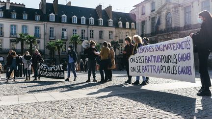 A Rennes, une centaine de personnes manifestent pour soutenir l'IVG comme "droit fondamental", le 26 septembre 2020, lors de la Journée internationale pour le droit à l'avortement. (VERNAULT QUENTIN / NURPHOTO / AFP)