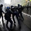 Des policiers en intervention lors d'une manifestation contre le projet de réforme des retraites, à Paris, le 9 janvier 2020. (JULIEN MATTIA / ANADOLU AGENCY)