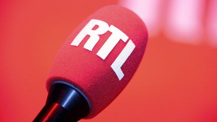 Un micro de RTL, le 4 septembre 2014 dans un studio de la radio à Paris. (BERTRAND GUAY / AFP)