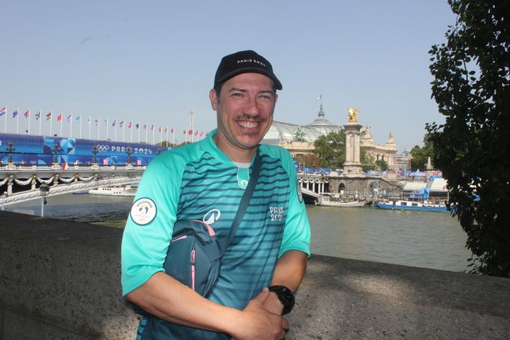 Nicolas, bénévole notamment sur l'épreuve de triathlon, le 30 juillet 2024, à proximité du pont Alexandre III, à Paris. (CLEMENT PARROT / FRANCEINFO)