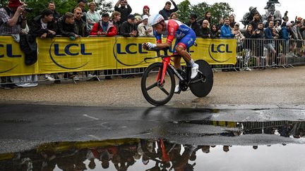 Le Français Valentin Madouas lors de la première étape pluvieuse du Tour de France 2022 à Copenhague (Danemark), vendredi 1er juillet. (MARCO BERTORELLO / AFP)