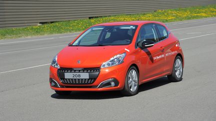 &nbsp; (208 à 2 litres aux 100 kilomètres © Peugeot)