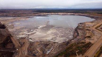 les comptes-rendus de l'Académie américaine des sciences aux Etats-Unis ont estimé que l'exploitation à ciel ouvert des sables bitumineux de l'Alberta est deux à trois fois plus polluante et risquée pour l'environnement et la santé humaine que ceux estimés initialement. D’autres études ont par ailleurs confirmé que les produits toxiques provenant des vastes bassins de résidus se répandent dans les eaux souterraines et s'écoulent dans la rivière Athabasca. 6,5 millions de litres d’eau sales pourraient suinter en une seule journée par bassin. Ce que n’a pas nié l’industrie pétrolière.
 
 

  (Todd Korol   )