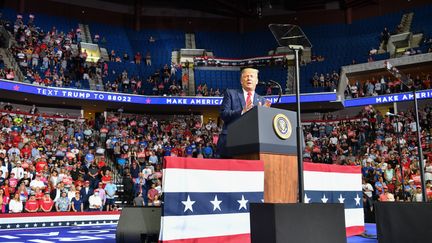 Le président américain Donald Trump en meeting, le 20 juin 2020, à Tulsa (Oklahoma).&nbsp; (NICHOLAS KAMM / AFP)