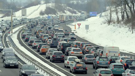 Des embouteillages entre Chambéry et Albertville (Savoie), le 7 février 2015. (JEAN-PIERRE CLATOT / AFP)