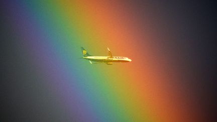 Un avion de la compagnie irlandaise Ryanair au-dessus de Rome (Italie), le 19 janvier 2014. (GABRIEL BOUYS / AFP)