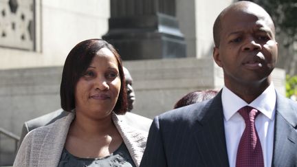 Nafissatou Diallo et son avocat Kenneth Thompson &agrave; leur sortie du tribunal de New York (Etats-Unis), le 22 ao&ucirc;t 2011. (BRENDAN MCDERMID / REUTERS)