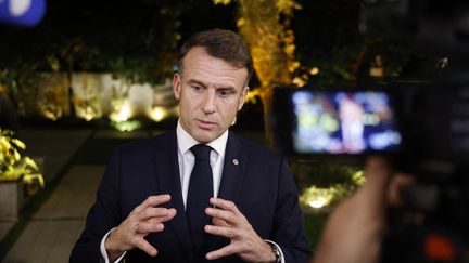 Emmanuel Macron fait une déclaration aux médias français à la Casa Firjan à Rio de Janeiro, au Brésil, le 18 novembre 2024, lors du sommet du G20. (LUDOVIC MARIN / AFP)