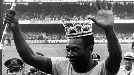 Pelé, avec sa couronne, au stade Morumbi de Sao Paulo le 11 juillet 1971. (DOMICIO PINHEIRO / AFP)