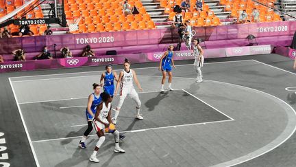 Les basketteuses françaises lors de leur match de 3x3 face à l'Italie, samedi 24 juillet au Japon. (FARIDA NOUAR / RADIO FRANCE)