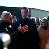 Le chef du Rassemblement national, Jordan Bardella, et Edwige Diaz, députée du parti, discutent avec des agriculteurs lors d'une visite à Queyrac (Gironde) le 20 janvier 2024. (CHRISTOPHE ARCHAMBAULT / AFP)