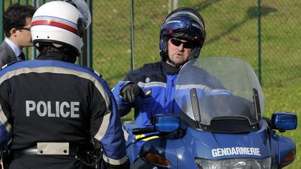 Un motard de la gendarmerie et un motard de la police,&nbsp;le 8 octobre 2013, devant la gendarmerie de Behren-l&egrave;s-Forbach (Moselle). La ville a &eacute;t&eacute; choisie pour b&eacute;n&eacute;ficier d'une nouvelle ZSP. ( MAXPPP)