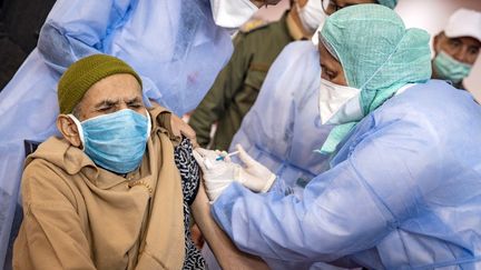 Un Marocain âgé reçoit une dose du vaccin contre le coronavirus dans un centre de vaccination de la ville de Salé, le 29 janvier 2021. (FADEL SENNA / AFP)