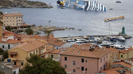 Selon le journal "Corriere della Sera", le commandant de bord du "Costa Concordia" aurait voulu faire plaisir au responsable des serveurs, originaire de l'&icirc;le du Giglio (Toscane), en passant tout pr&egrave;s de ses c&ocirc;tes. (MAX ROSSI / REUTERS)