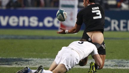 L'Anglais Tom Powell (B) plaque le N&eacute;o-Z&eacute;landais Solomon King en finale du tournoi de rugby &agrave; 7 &agrave; Hong Kong, le 27 mars 2011. (BOBBY YIP / REUTERS)