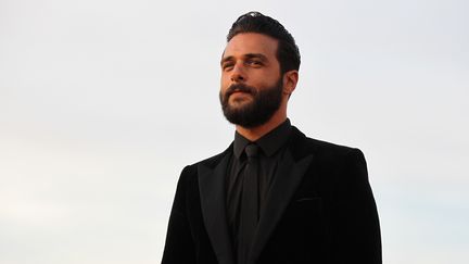 Maxim Nucci, alias Yodelice, sur le tapis rouge du Festival&nbsp;du film romantique de Cabourg (Calvados), le 13 juin 2015. (CHARLY TRIBALLEAU / AFP)