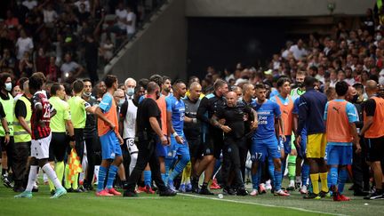 Situation confuse sur la pelouse de l'Allianz Riviera à Nice après les débordements lors du match contre Marseille, le 22 août 2021. (SEBASTIEN BOTELLA / MAXPPP)