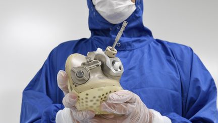 Un employé de Carmat montre un cœur artificiel développé par la société française, 29 août 2018 au siège de Bois-d'Arcy (Yvelines). (BERTRAND GUAY / AFP)