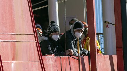 Des migrants sont secourus&nbsp;par le navire Sea-Eye 4, le 24 décembre 2021 à Pozzallo (Italie). (GIOVANNI ISOLINO / AFP)