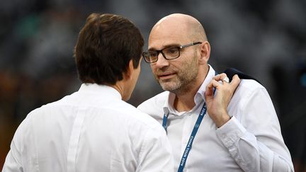 Victoriano Melero (à droite) en pleine discussion avec le directeur sportif du PSG Leonardo, le 3 août 2019, à l'occasion du Trophée des champions contre Rennes, à Shenzhen (Chine). (FRANCK FIFE / AFP)