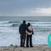 Un couple regarde l'océan, le 15 janvier 2021 à Biscarrosse (Landes). (PIERRE MOREL / FRANCEINFO)