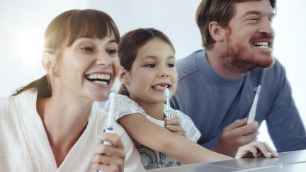 Les meilleures brosses à dents pour passer au tout électrique. Une enquête du magazine "60 Millions de consommateurs". (Illustration) (GETTY IMAGES / WESTEND61)