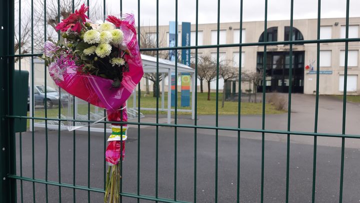 Des fleurs ont été installées devant le collège de Crepy-en-Valois, en hommage au professeur décédé. (GILLES GALLINARO / RADIO FRANCE)