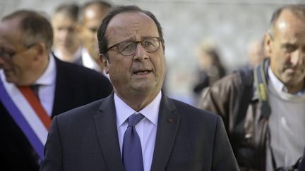 François Hollande lors de l'inauguration d'une épicerie sociale à Hirson, dans l'Aisne, le 3 octobre 2018. (MAXPPP)