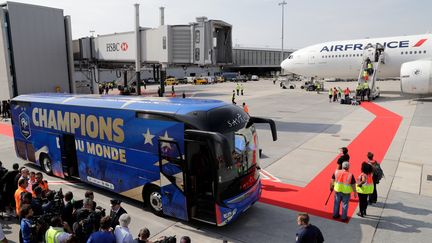 Le bus de l'équipe de France de football à l'aéroport de&nbsp;Roissy-Charles-de-Gaulle, lundi 16 juillet 2018. (THOMAS SAMSON / AFP)