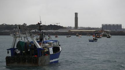 Un bateau de pêche français devant le port de Saint-Hélier au large de l'île anglo-normande de Jersey, le 6 mai 2021. (SAMEER AL-DOUMY / AFP)