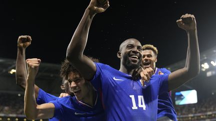 La joie des joueurs de l'équipe de France de football célèbrent le deuxième but de Jean-Philippe Mateta lors de la demi-finale du tournoi des JO de Paris contre l'Egypte, le 5 août 2024. (SILVIA IZQUIERDO / AP)