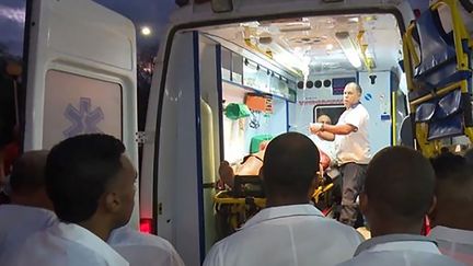 Une ambulance prend en charge une personne blessée lors d'un accident de car non loin de Baracoa, à Cuba, jeudi 10 janvier 2019. (WWW.CUBADEBATE.CU / AFP)