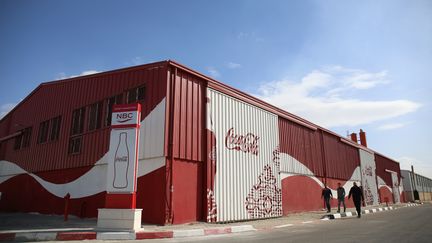 L'usine Coca-Cola de la bande de Gaza a démarré ses activités à plein temps mercredi 31 novembre 2016. A terme, elle pourrait employer près de 400 personnes, selon la compagnie américaine. (MOHAMMED ABED / AFP)