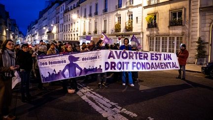 Une manifestation devant le Sénat à Paris pour la défense du droit à l'interruption volontaire de grossesse (IVG), le 1er février 2023. (AMAURY CORNU / HANS LUCAS / AFP)