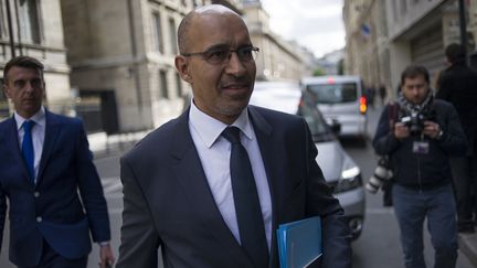 Harlem D&eacute;sir, alors premier secr&eacute;taire du Parti socialiste, &agrave; l'Assembl&eacute;e nationale pour une r&eacute;union avec les parlementaires socialistes, mardi 8 avril 2014.&nbsp; (FRED DUFOUR / AFP)