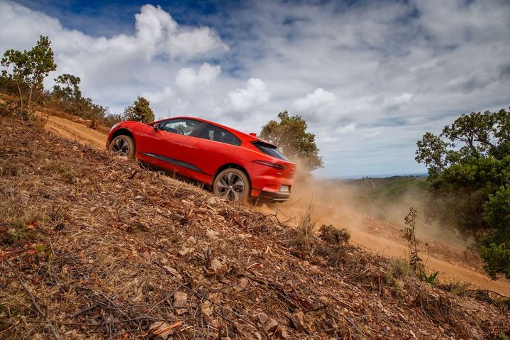 Redoutable sur la route l'I Pace peut aussi grimper partout, mais qui osera prendre des risques avec un véhicule aussi cher? (JAGUAR pour FRANCE INFO)