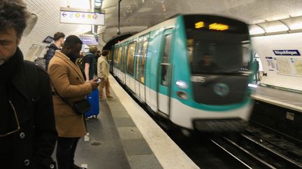 Un métro dans la station République à Paris, le 25 avril 2024. (QUENTIN DE GROEVE / HANS LUCAS / AFP)