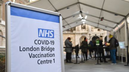 Des personnes patientent dans la file d'attente d'un centre de vaccination à Londres (Royaume-Uni), le 30 décembre 2020. (JUSTIN TALLIS / AFP)