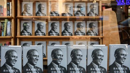 "Une terre promise", le premier tome des mémoires de Barack Obama, en librairie à Washington (Etats-Unis), le 17 novembre 2020. (NICHOLAS KAMM / AFP)