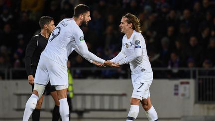 Olivier Giroud et Antoine Griezmann durant le&nbsp; match de qualification de l'Euro 2020 contre l'Islande, le 11 octobre 2019, à Reykjavik. (JONATHAN NACKSTRAND / AFP)