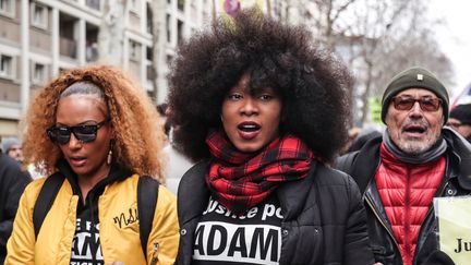 Assa Traore (au centre), la soeur d'Adama Traore, participe à une marche le 2 février 2019 à Paris (photo d'illustration). (ZAKARIA ABDELKAFI / AFP)